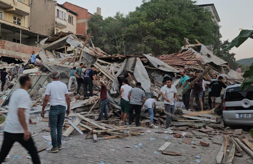 Sındırgı depreminde 10'dan fazla bina yıkıldı ilk enkazdan kurtarılanlar var