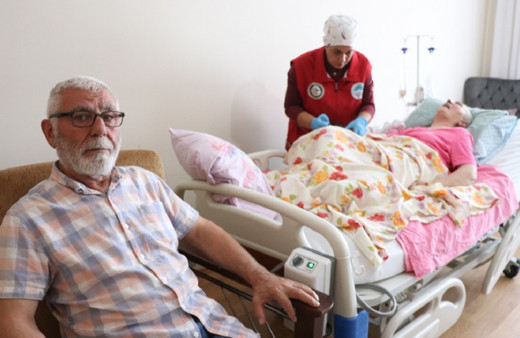 Yatalak ve konuşamayan eşine 10 yıldır gözü gibi bakıyor!