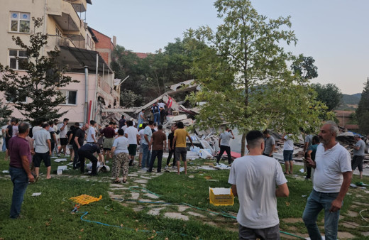 Balıkesir’deki depremde 10’dan fazla binanın yıkıldı