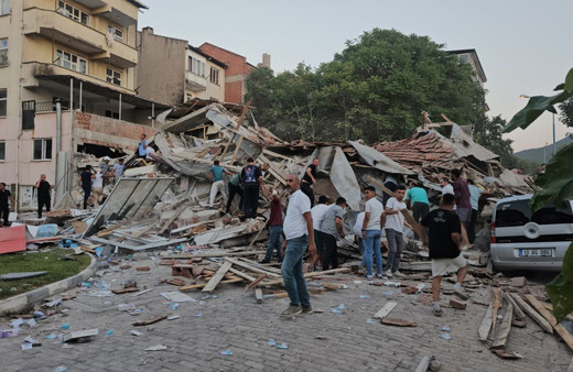 Sındırgı'da yıkılan binada 6 kişi vardı! En alt katı eczaneydi