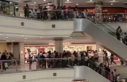 Bursa’daki AVM’de deprem paniği kamerada