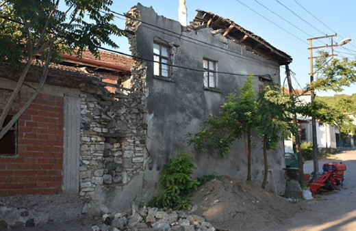 Deprem ve artçı sarsıntılar gece boyu sürdü! Sındırgı havadan görüntülendi...