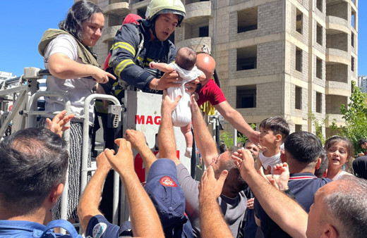 Kayseri'de 14 katlı apartmanda yangın! 4'ü çocuk 8 kişi hastanelik oldu