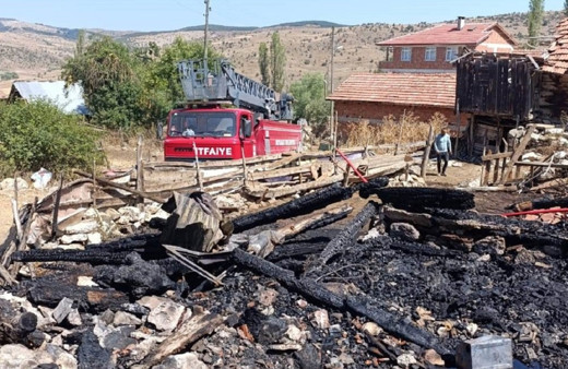 Sinop'ta yaylada yangın! 2 ev ve 2 ahır alevler içinde kaldı 1 inek telef oldu...