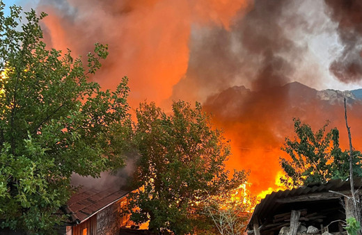Balıkesir'de yangın çıktı! 15 ev alev alev yandı