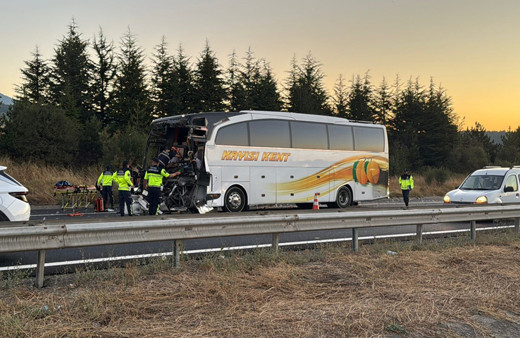 Bolu'da yolcu otobüsü kamyona arkadan çarptı: 1 ölü 10 yaralı