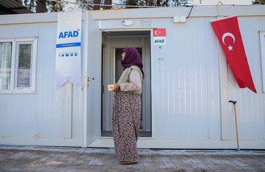 Balıkesir'de depremde evleri zarar görenler için konteynerler kuruluyor