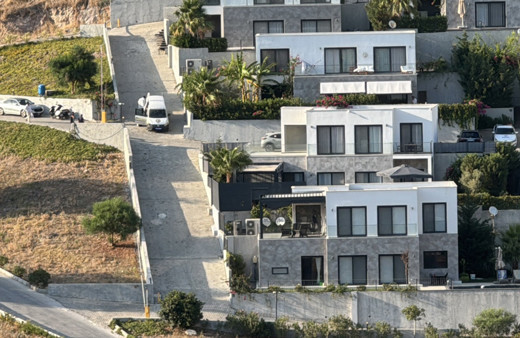 Bodrum'da yazlık evde 2 genç başlarından vurulmuş halde bulundu