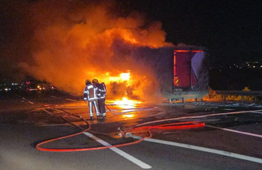 Bursa'da seyir halindeki kamyon cayır cayır yandı