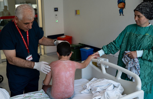 7 yaşındaki Alper tatilde hastanelik oldu! Doktor uyardı: Çok ağır sonuçlar olabilir