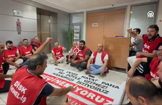 Karşıyaka Belediyesi işçileri, maaş alamadıkları gerekçesiyle eylem yaptı