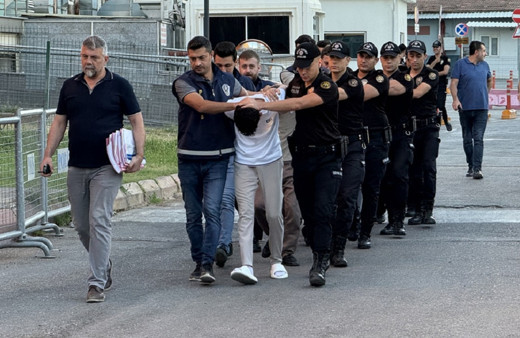 Gaziantep'te kaza süsü verip esnafı gasbettiler! 9 Kişi adliyede