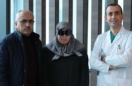 Banyoda düşen kadının hayatı altüst oldu! Kararan gözüne göz dövmesi ışık oldu