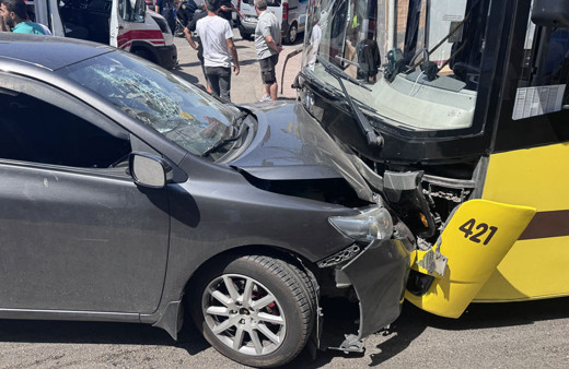 Bursa'da yolcu otobüsü ile otomobil kafa kafay çarpıştı