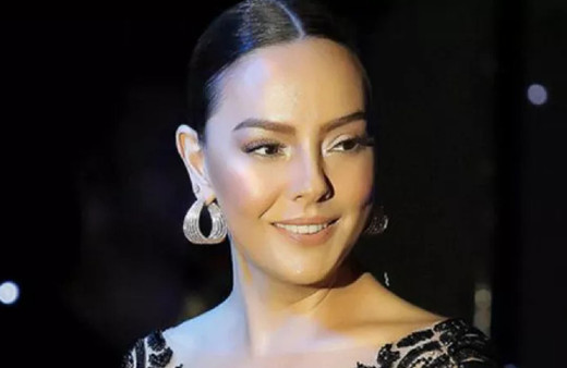 Ebru Gündeş yeni görüntüsü ile olay oldu! Kalın kaşlarına yorum yağdı