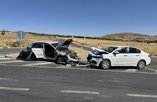 Elazığ'da can pazarı! İki otomobil çarpıştı: 8 yaralı...