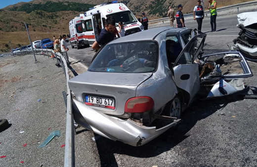 Feci kaza! İki otomobil çarpıştı 3 kişi hayatını kaybetti