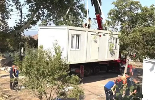Balıkesir'deki depremzedeler için 250 yaşam konteyneri bölgeye ulaştırıldı