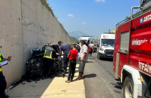 Antalya'da feci kaza! Tırın dorsesine çarpan otomobildeki 3 kişi yaralandı