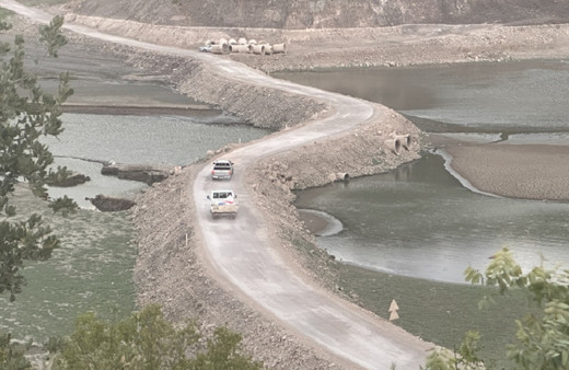 Kuraklık ortaya çıktı! Baraj yatağı içinde bulunan yol suların çekilmesiyle açıldı...