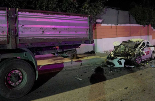 Büyükçekmece'de otomobil tıra çarptı: 1 kişi öldü, 3'ü ağır 4 kişi yaralandı