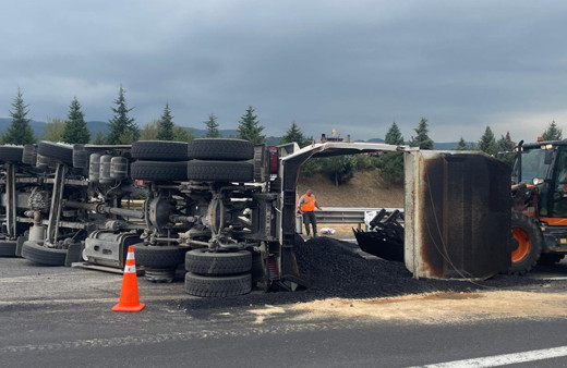 Anadolu Otoyolu'nun Bolu Dağı kesiminde kamyon devrildi! İstanbul yönü ulaşıma kapandı