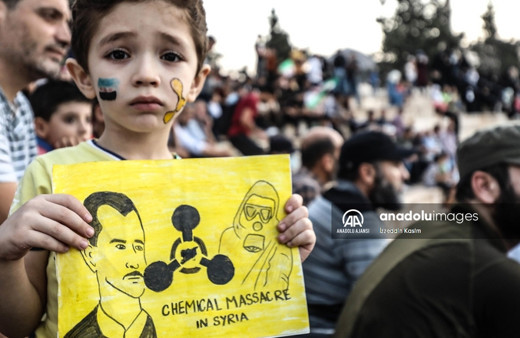 Suriyeliler, Doğu Guta'daki kimyasal saldırıda ölenleri anmak için yürüyüş düzenledi