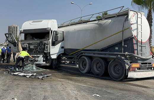 Adana'da tanker ışıklarda bekleyen araçlara çarptı