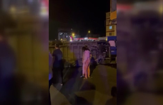 Sultanbeyli'de servis minibüsü ile otomobil çarpıştı! Yaralılar var