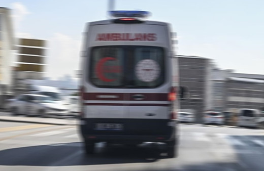 Devrilen otomobildeki 5 kişi yaralandı