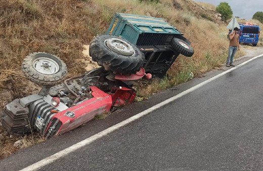 Konya'da traktör faciası! Römorkun devrilmesi sonucu 1 kişi öldü, 3 kişi yaralandı
