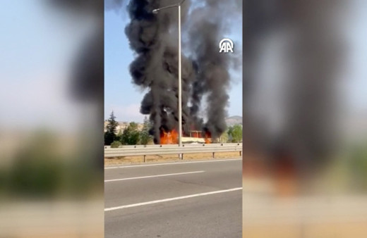 Ankara'da seyir halindeki yolcu otobüsü cayır cayır yandı