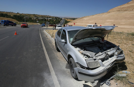 Malatya'da iki otomobil kafa kafaya çarpıştı: 1 ölü 4 yaralı