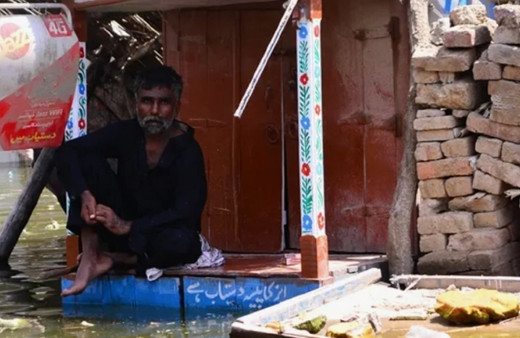 Pakistan'da can kaybı artıyor! Barajların açılması ile on binler tahliye edildi