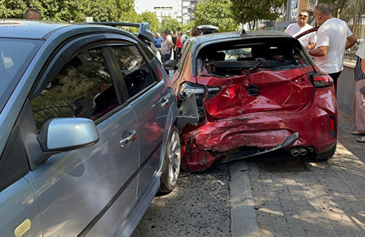 Aydın'da sürücü park etmeye çalışırken 5 araçta hasara neden oldu