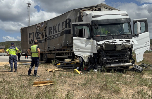Çekmeköy'de tır jandarma aracına çarptı! Yaralılar var