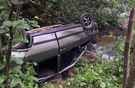 Otomobil dere yatağına devrildi! Yaralılar var