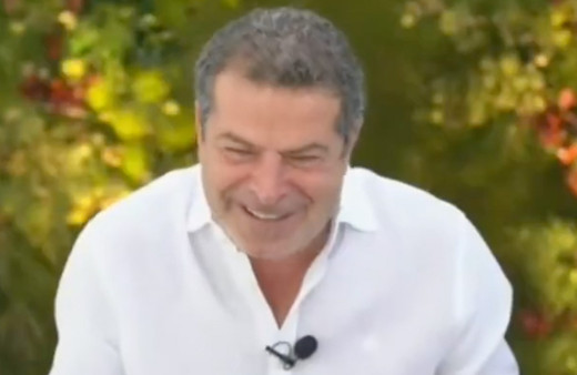 Cumhurbaşkanı Erdoğan hediyesiyle fotoğraf çektirdi, o anlar Cüneyt Özdemir'i güldürdü