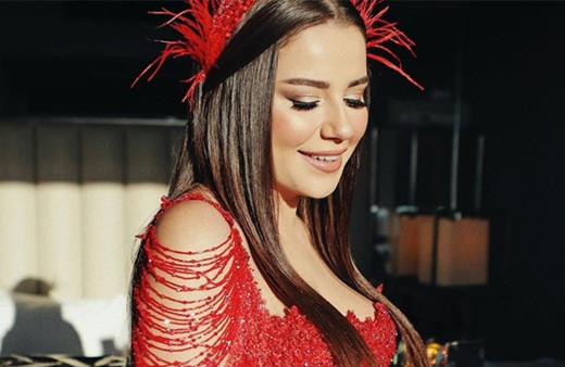 Şarkıcı Merve Özbey hamarat çıktı! Kavanozlarca domates sosu yaptı...