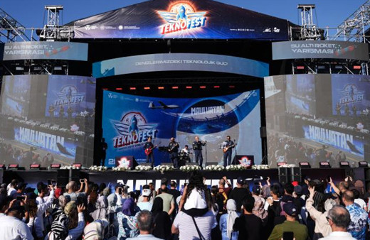 TEKNOFEST Mavi Vatan'da "Yüksek İrtifa" grubu konser verdi