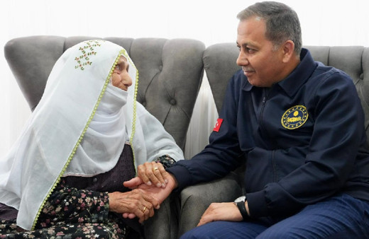 İçişleri Bakanımız Ali Yerlikaya Erzurum'da Şefika Teyze'yi ziyaret etti