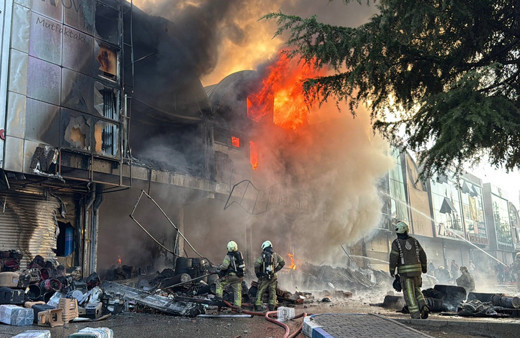 Bağcılar'da İSTOÇ'da büyük yangın çok sayıda iş yeri yandı