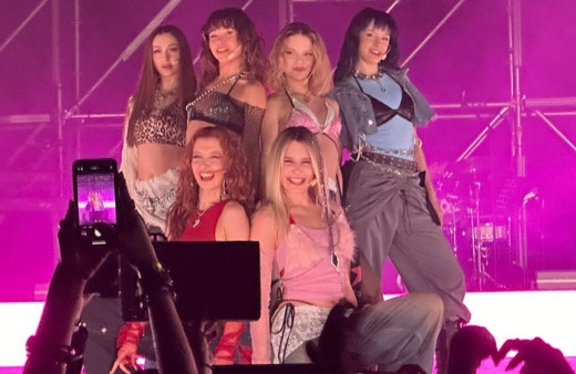 Manifest grubunun yolunu kestiler! Kıyafetleri olay oldu