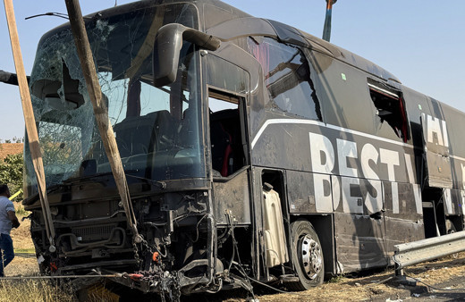 Yolcu otobüsü devrildi! Çok sayıda yaralı var
