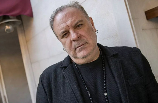 Burak Sergen'i görenler tanıyamadı! Kendinden 26 yaş küçük eşiyle verdiği poz olay oldu