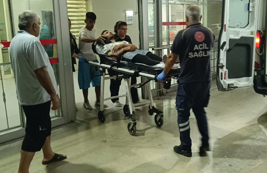 Halı sahada taşlı ve sopalı kavga: 1'i ağır 2 yaralı