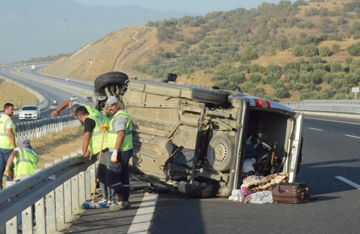 Aydın'da bariyere çarpıp devrilen minibüsteki 1 kişi öldü, 2 kişi yaralandı