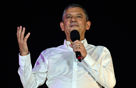 Özür Özel: Ya tarihe geçeriz ya da defolup gideriz