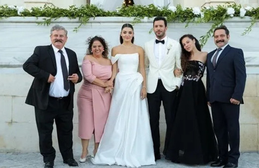 Ayrılık acısı çeken Hande Erçel'in yeni dizisinden düğün kareleri yayınlandı! Barış Arduç'lu kadro şahane