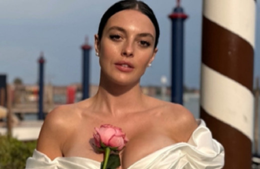 Başarılı oyuncu Melis Sezen Venedik'i yaktı geçti bakın kostüm tercihi neymiş